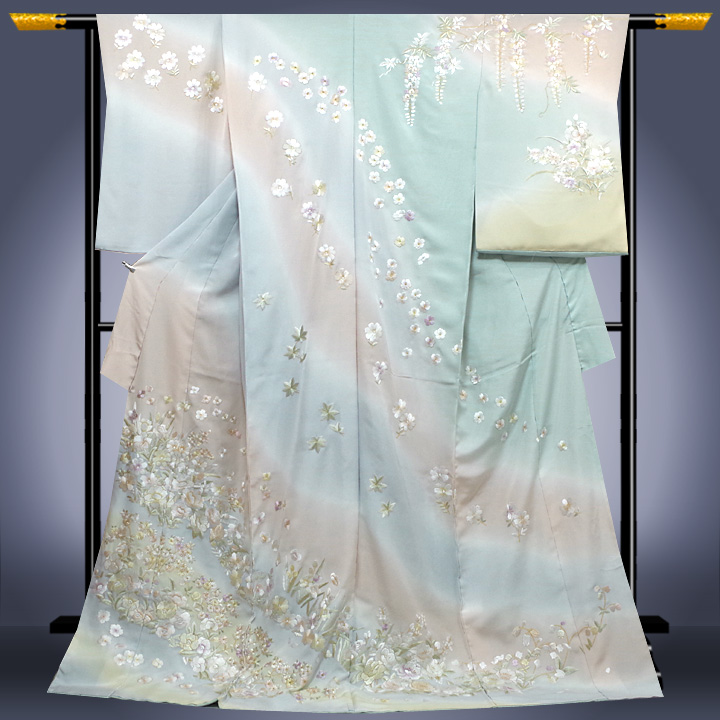 【総刺繍×訪問着】総刺繍のとても美しい訪問着が入って参りました!カラフルに彩られたこちらの品は、食事会やパーティーでお召しください(^O^)/ 【総刺繍×訪問着】総刺繍のとても美しい訪問着が入って参りました!カラフルに彩られたこちらの品は、食事会やパーティーでお召しください(^O^)/