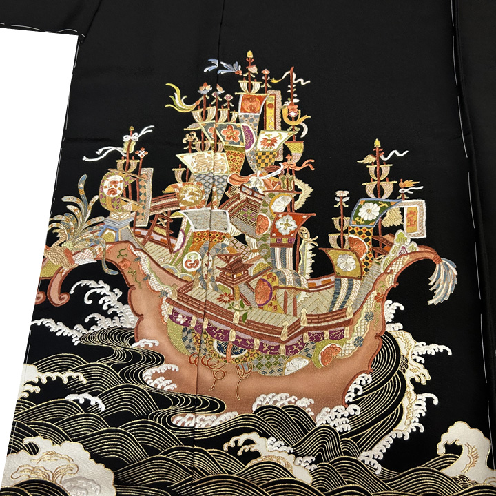 荒波を進む宝船　印象的で迫力ある刺繍特撰黒留袖