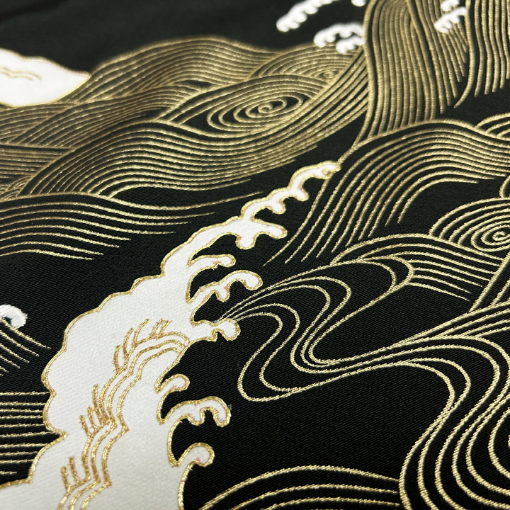 荒波を進む宝船　印象的で迫力ある刺繍特撰黒留袖