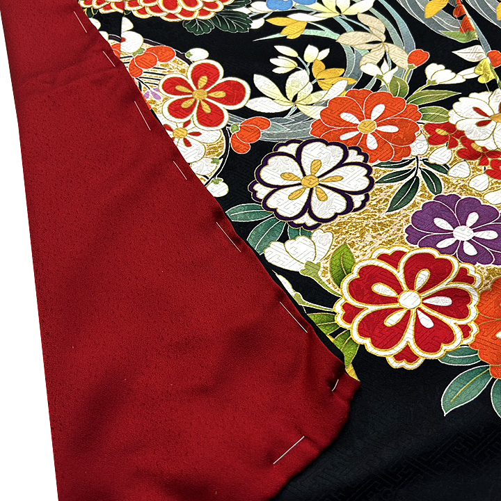 黒に鮮やかな色彩で描かれた愛らしい花輪文様　コントラストが綺麗な和柄振袖