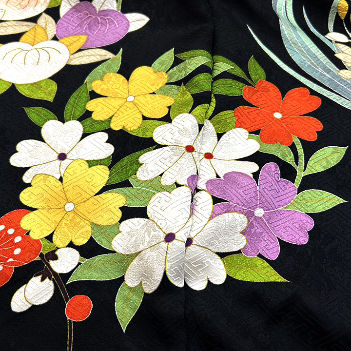 黒に鮮やかな色彩で描かれた愛らしい花輪文様　コントラストが綺麗な和柄振袖