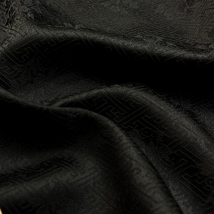 黒に鮮やかな色彩で描かれた愛らしい花輪文様　コントラストが綺麗な和柄振袖 - ウインドウを閉じる