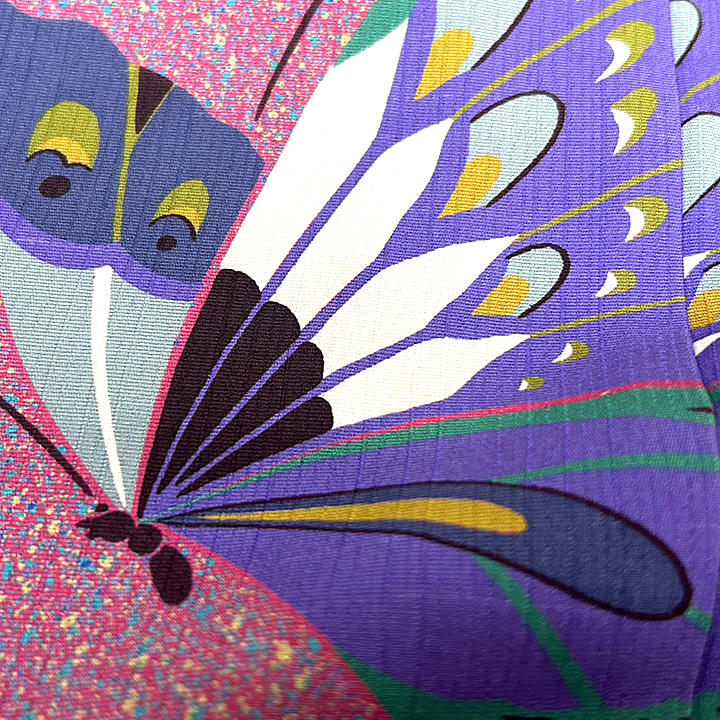 舞い降りる蝶が映えるユニークスタイル　繊細な模様で彩る一枚　独創的なモール織 高級振袖