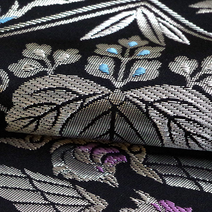 帯の王様としてふさわしい高貴なデザインセンス光る　銀糸の煌めきと古鳳文映える袋帯