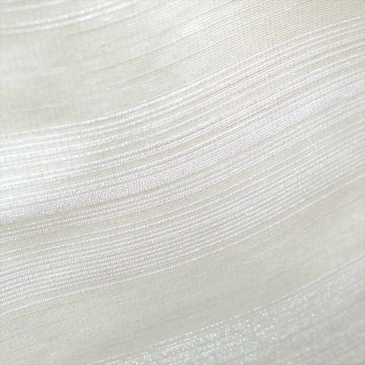 金糸が織り込まれた煌びやかな生地感 オフホワイトの高級感が漂う寿光織の紬反
