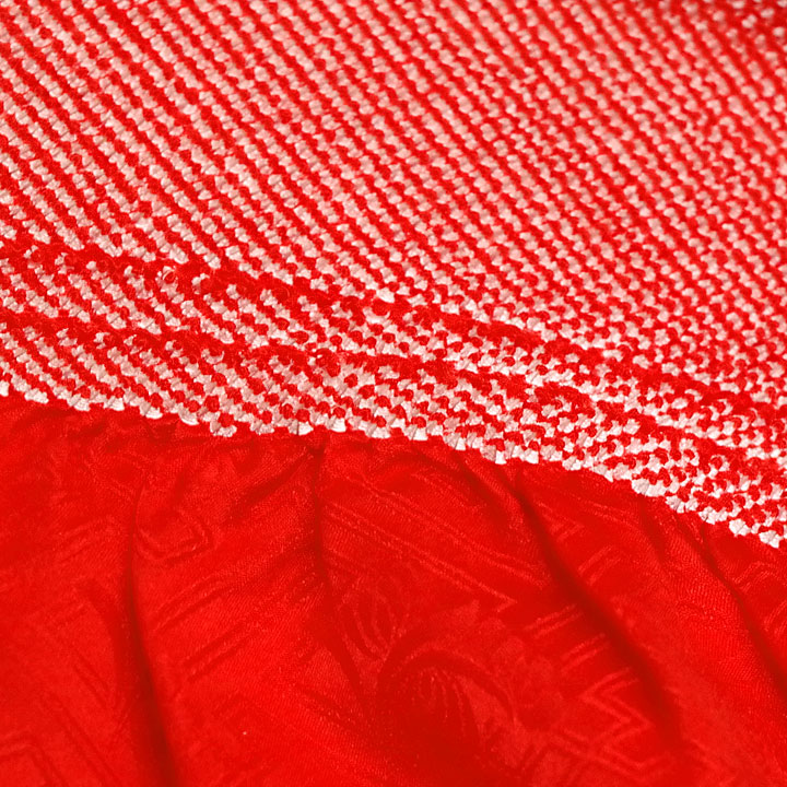 シンプルな鮮やか朱色　手絞りによる正絹絞り帯揚げ