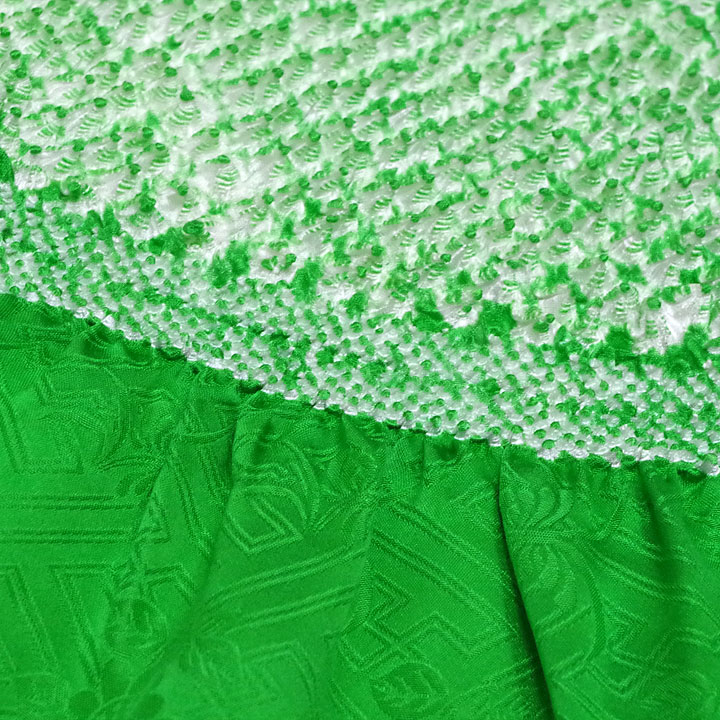綺麗なグリーンと黄緑の2色　手絞りによる正絹唄絞り帯揚げ