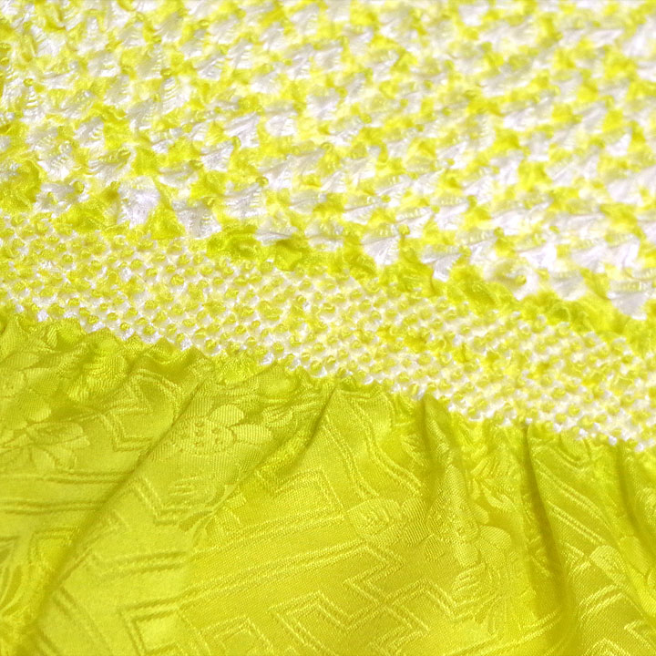 明るめのイエローと檸檬色　手絞りによる正絹唄絞り帯揚げ