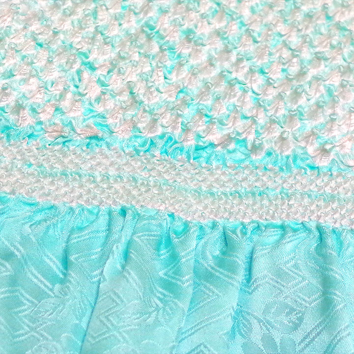 爽やかな空色と水色　手絞りによる正絹唄絞り帯揚げ