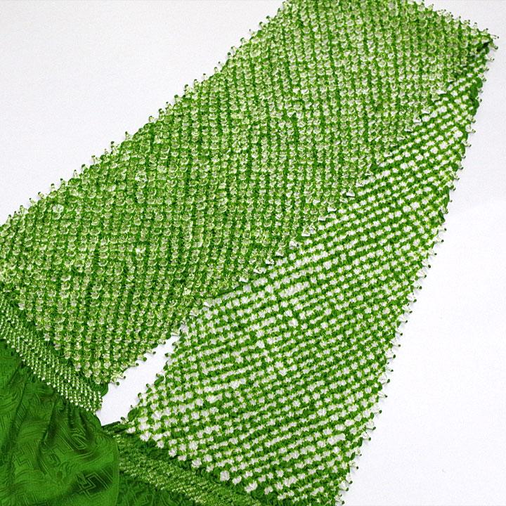 深みのあるシンプルなグリーン　手絞りによる正絹唄絞り帯揚げ