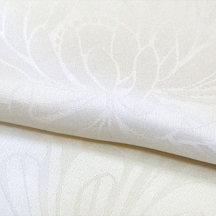 淡いクリーム色の乱菊模様　高級感のある広幅の日本製長襦袢