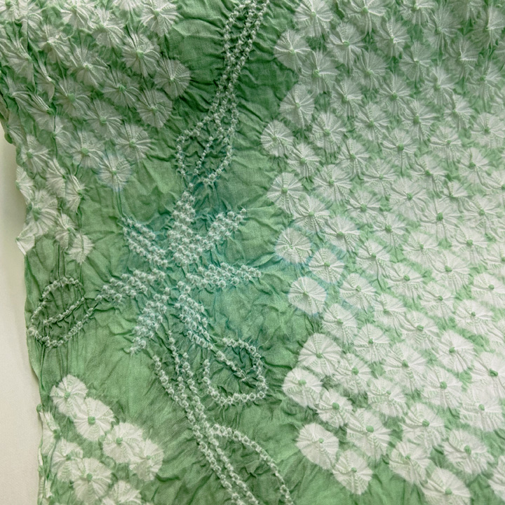 絞りの風合いで身を包む　有松鳴海絞り浴衣反【薄緑　流れる小花】