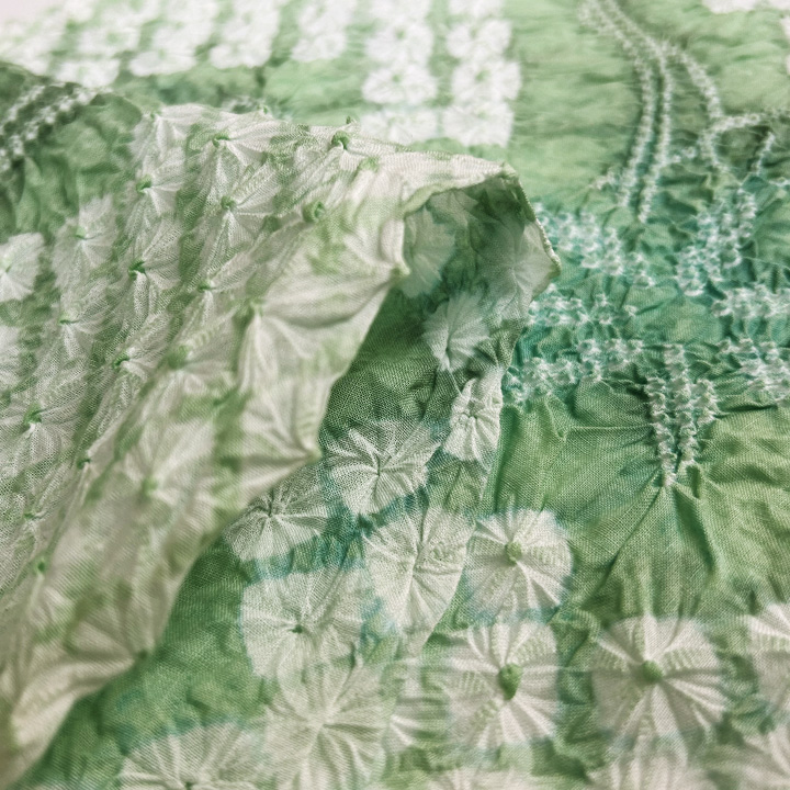 絞りの風合いで身を包む　有松鳴海絞り浴衣反【薄緑　流れる小花】