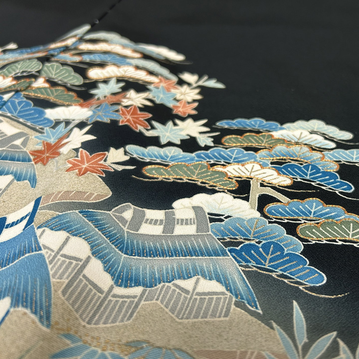 冴える青、落ち着きのある茶屋辻柄　特選黒留袖