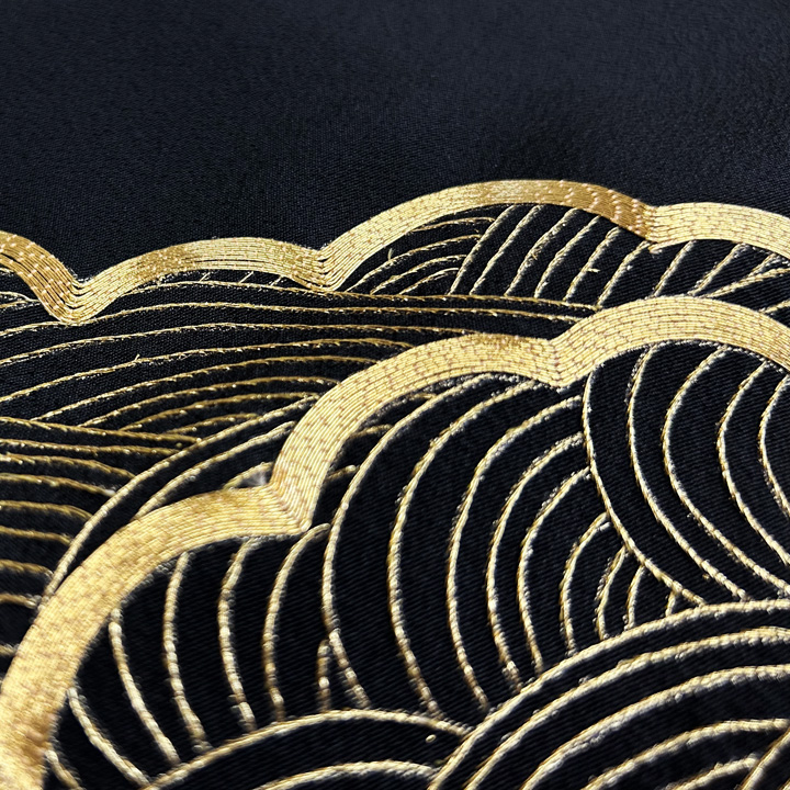 繊細な刺繍と迫力ある荒波　総刺繍の特選黒留袖