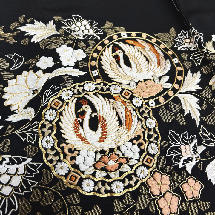 品格のある優雅な古典美　総刺繍の特撰黒留袖