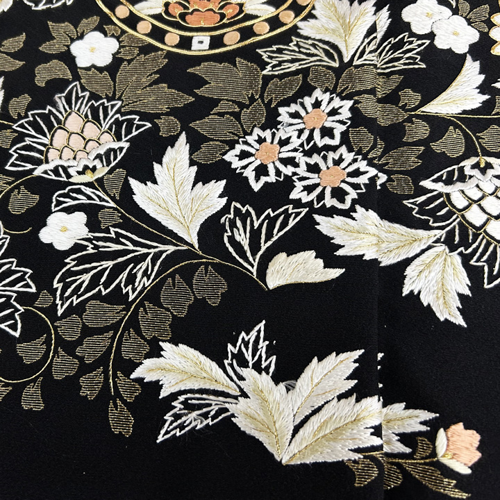品格のある優雅な古典美　総刺繍の特撰黒留袖