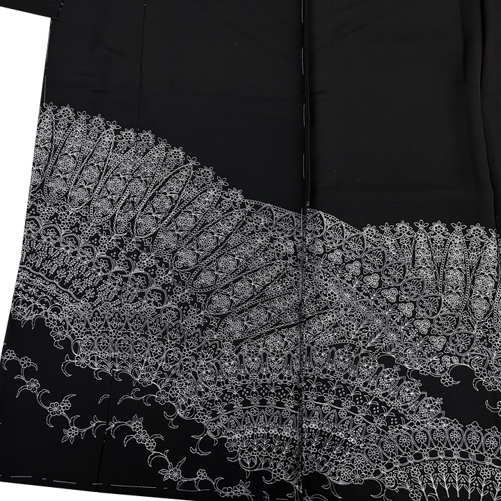 エレガントな洋風モダンの柄ゆき　銀彩で描いた黒留袖