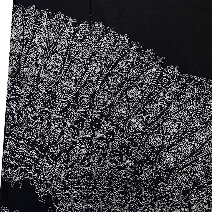 エレガントな洋風モダンの柄ゆき　銀彩で描いた黒留袖