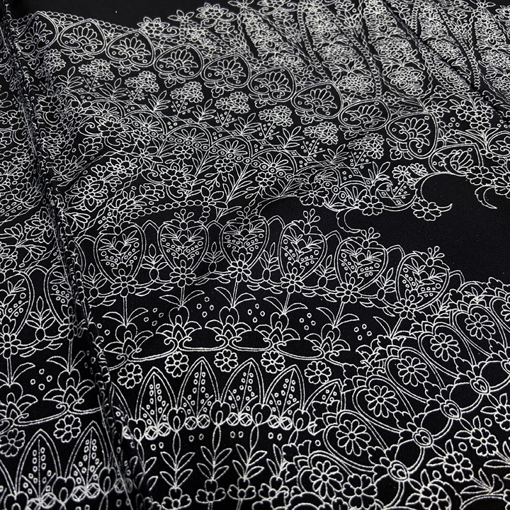 エレガントな洋風モダンの柄ゆき　銀彩で描いた黒留袖