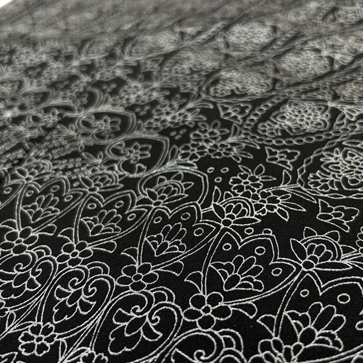 エレガントな洋風モダンの柄ゆき　銀彩で描いた黒留袖