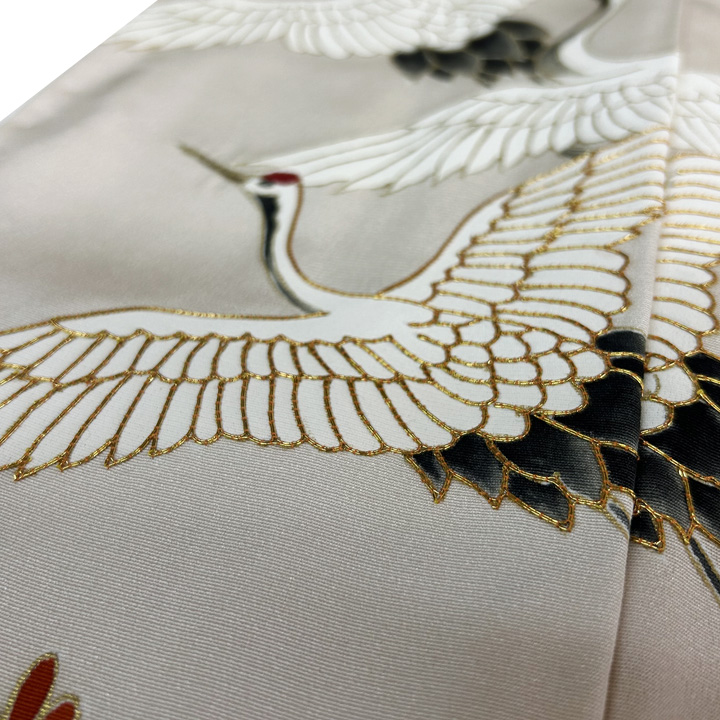 飛び鶴の優美な柄ゆき 一流染匠が創作した特撰色留袖