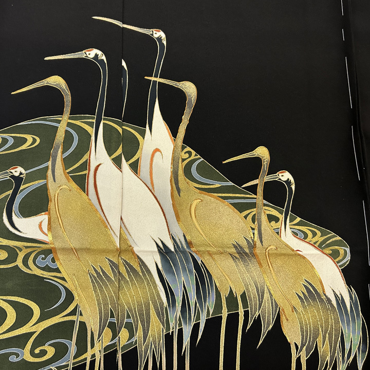 鶴が魅力的に表現された個性的な金彩黒留袖