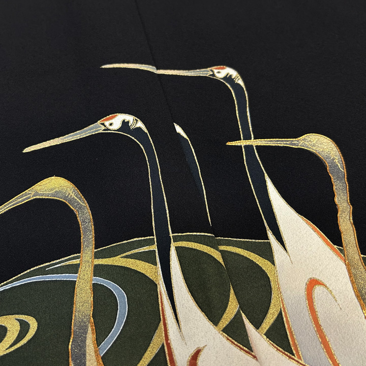 鶴が魅力的に表現された個性的な金彩黒留袖