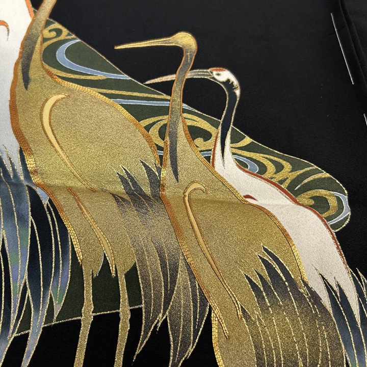 鶴が魅力的に表現された個性的な金彩黒留袖 - ウインドウを閉じる