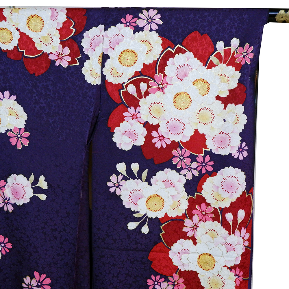 妖艶な牡丹花が際立つ大人可愛いデザイン　落ち着いたカラーで着こなす振袖　