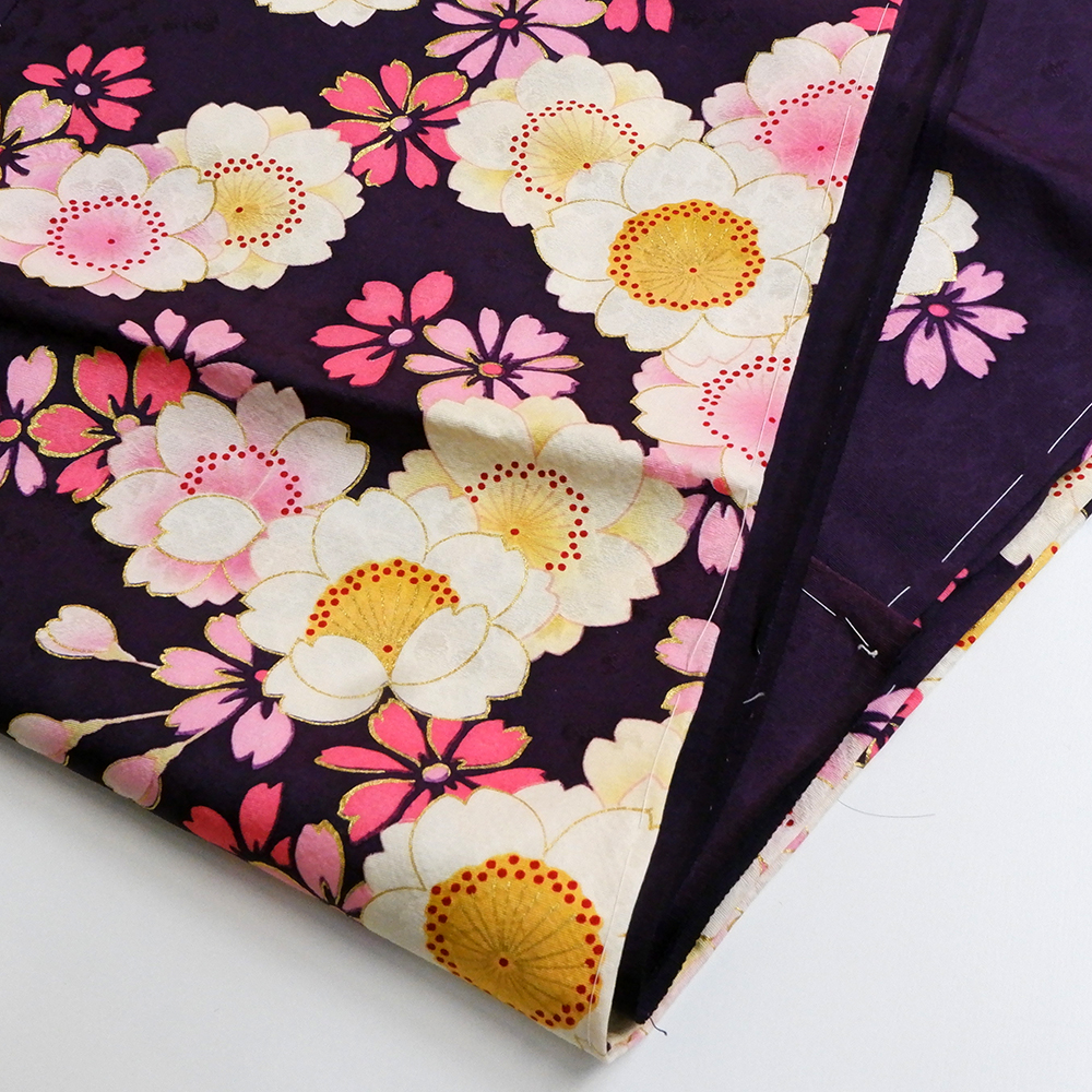 妖艶な牡丹花が際立つ大人可愛いデザイン　落ち着いたカラーで着こなす振袖　