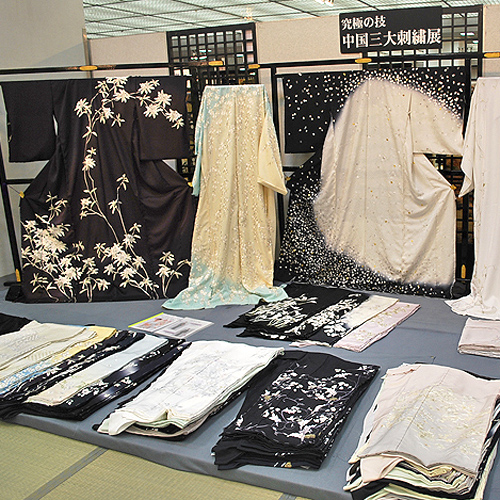 八代目がブログ更新しました♪ 錦秋大呉服祭 特別企画 有名刺繍染繍から独立した新ブランド「修工房」の刺繍キモノ展【呉服祭×商品紹介】 八代目がブログ更新しました♪ 錦秋大呉服祭 特別企画 有名刺繍染繍から独立した新ブランド「修工房」の刺繍キモノ展【呉服祭×商品紹介】