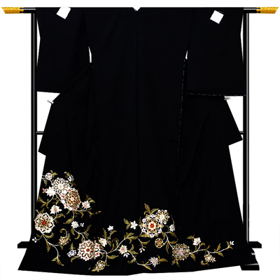 【新着情報】刺繍の美しさで魅せるエレガントな黒留袖