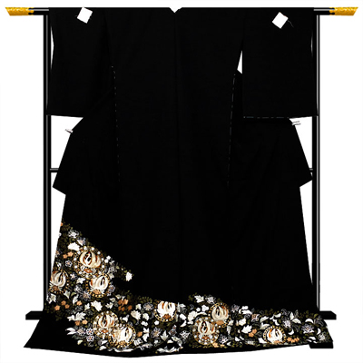 【新着情報】気品とモダンな雰囲気が漂う刺繍黒留袖 40%OFFセール中につき、122,100円(税込)