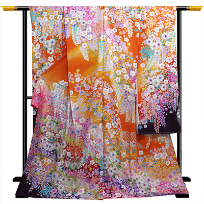 【新着情報】目立つ色合いで描かれた華やかな辻が花柄振袖が入荷