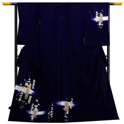 【水曜のお買い得商品】深く美しい紫紺色に染め上げられたお着物をこの夏肌で感じてみてはいかがでしょうか。