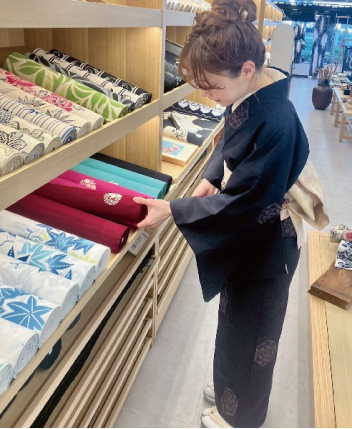 女将が反物を選ぶ写真